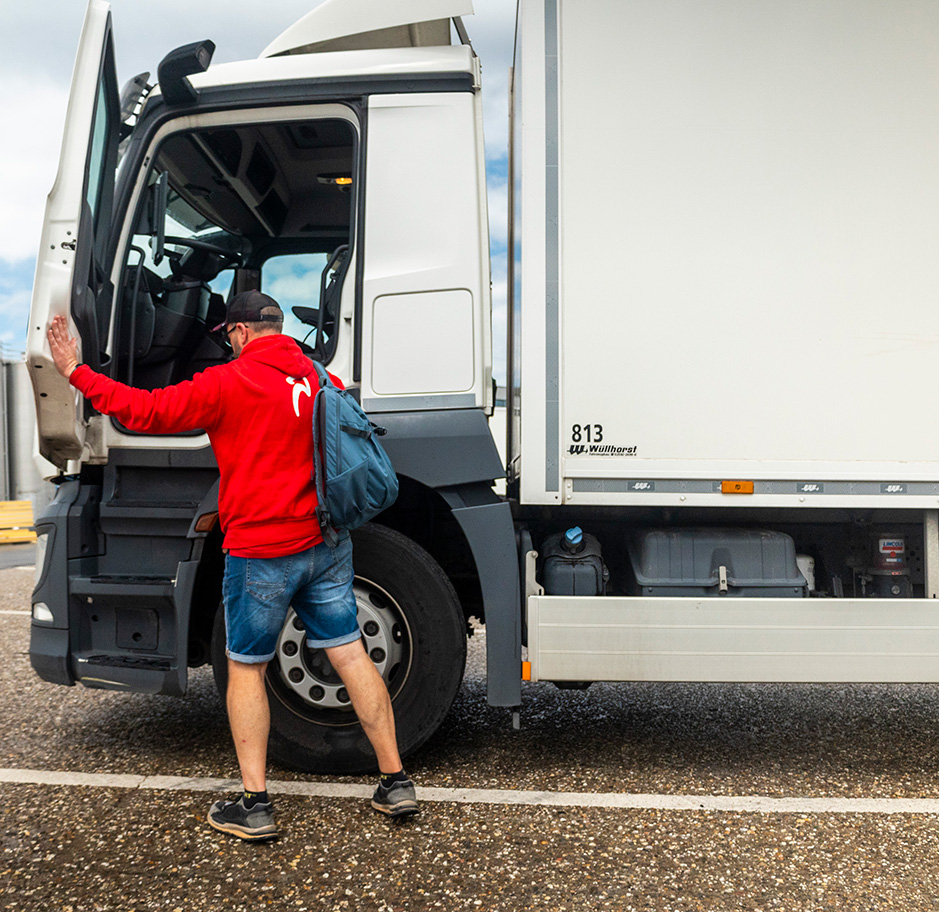 Bestuurder stapt in zijn vrachtwagen
