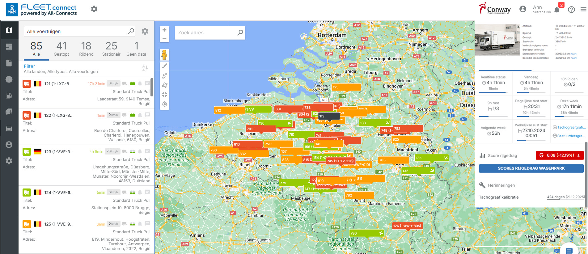 Écran FLEET.connect avec la liste des véhicules à gauche, leurs positions sur la carte au centre et les scores de comportement de conduite de la flotte à droite.