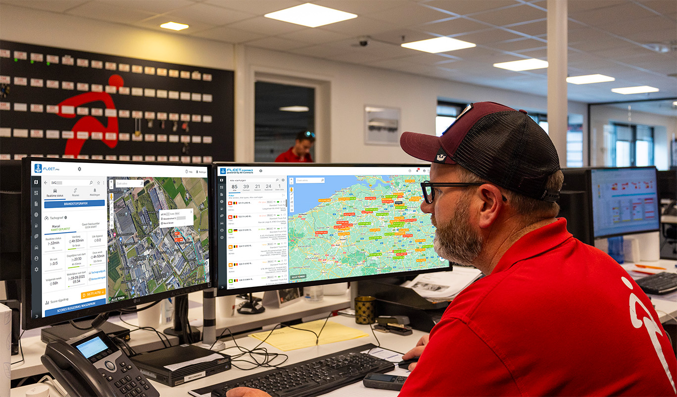 Un employé de Conway surveille la flotte dans FLEET.connect, sur deux écrans affichant côte à côte la carte et les données de trajet.