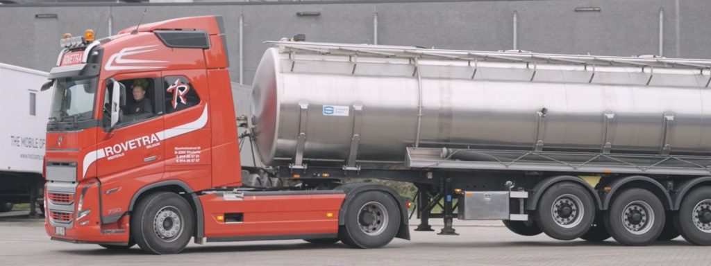 Rode vrachtwagen met tankoplegger van Rovetra op de weg