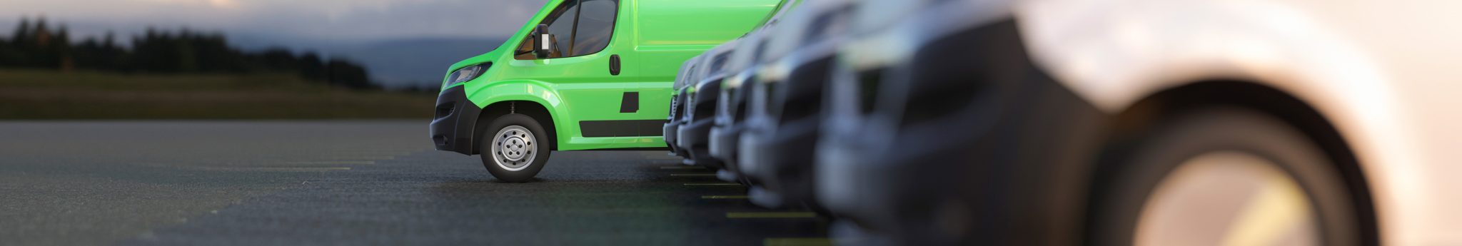 Rij groene bestelwagens geparkeerd — tachograafplicht bestelwagens 2,5 ton