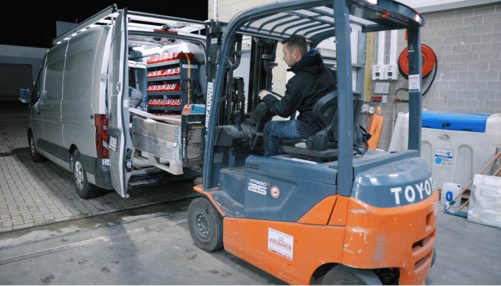 Magazijnier op Toyota heftruck laadt bestelwagen — Ramast materiaalbeheer met CHECK.connect