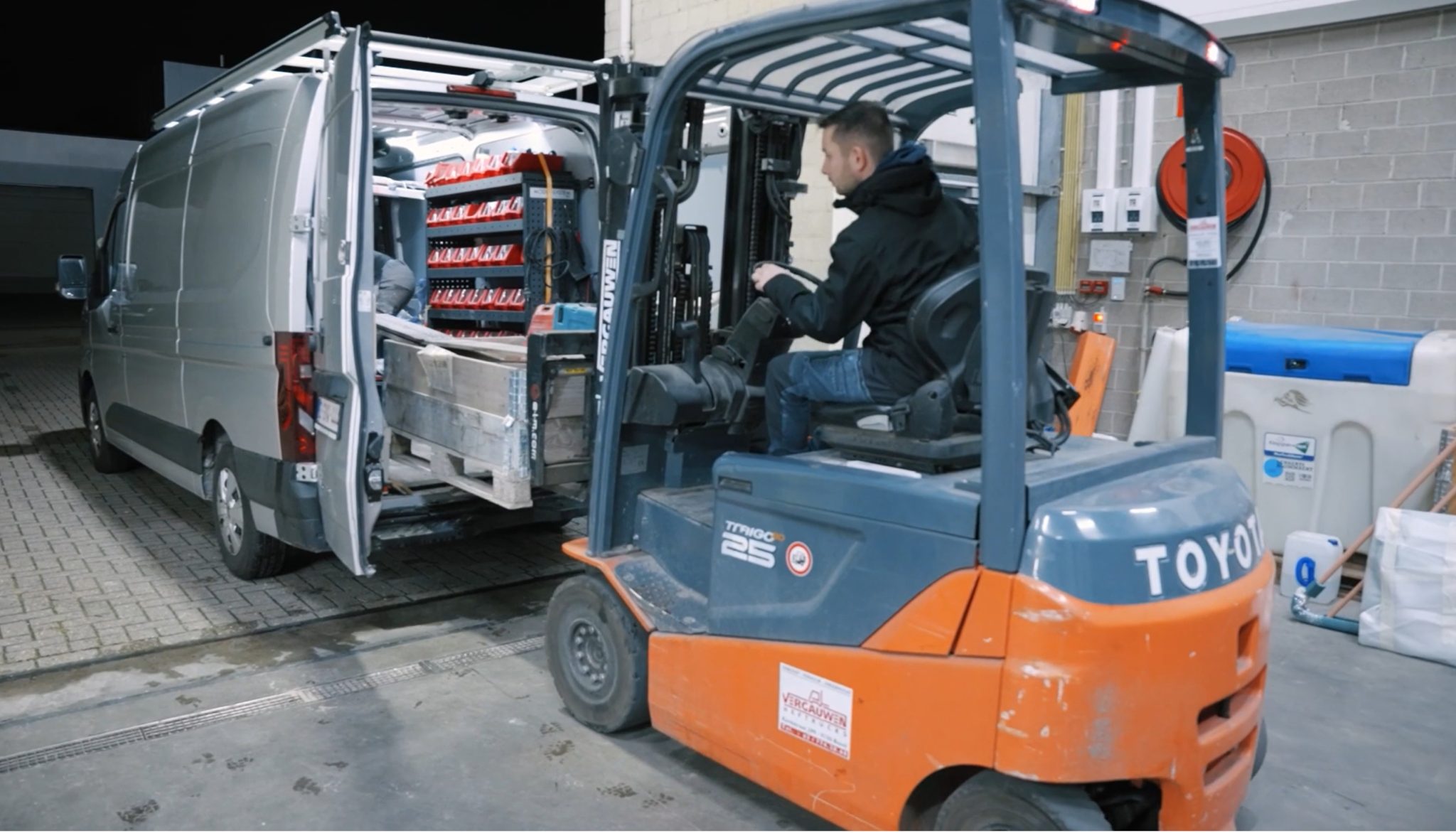 Magazijnier op Toyota heftruck laadt bestelwagen — Ramast materiaalbeheer met CHECK.connect