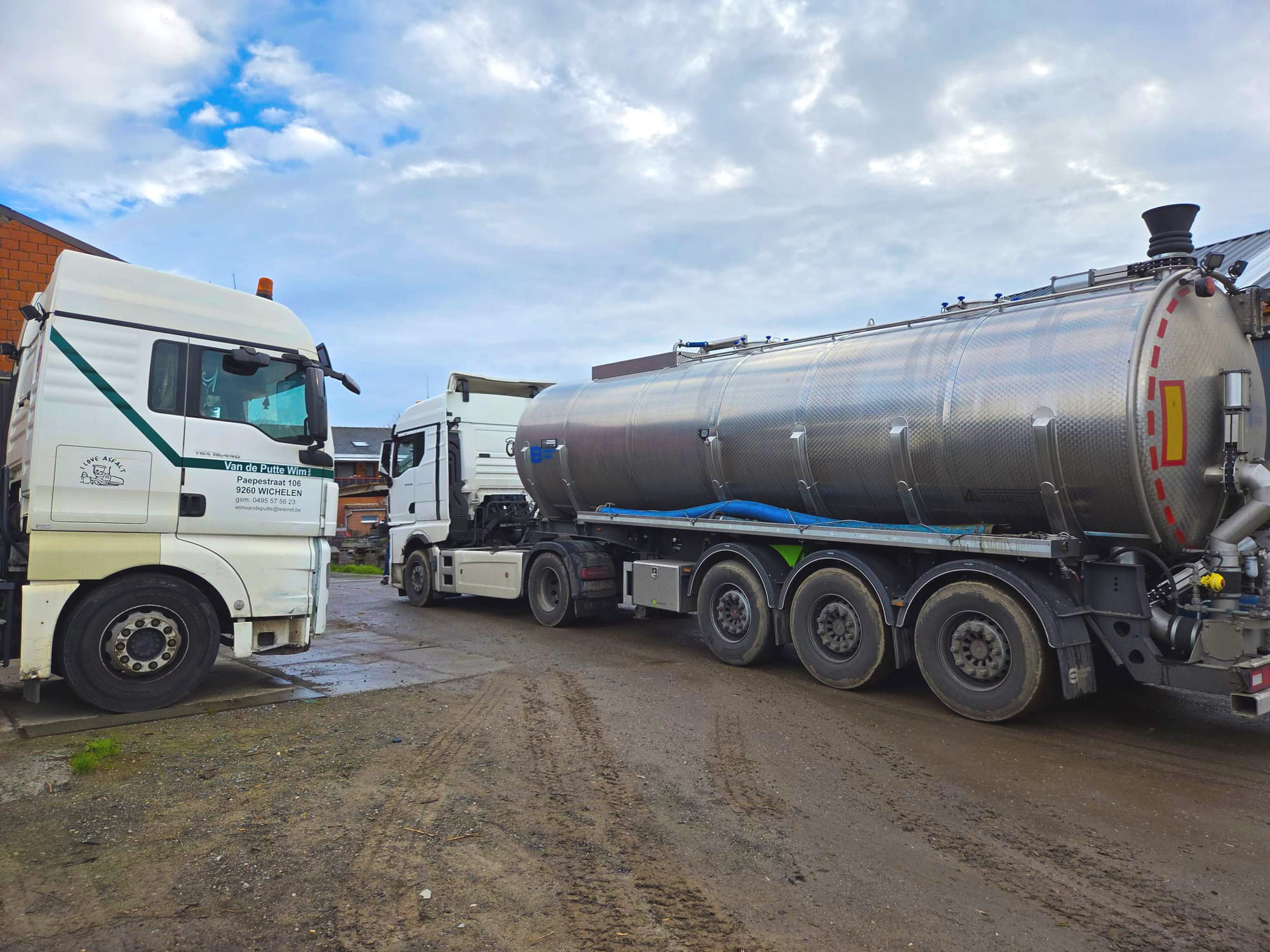 Vrachtwagen met mesttanker van Van de Putte & Co op landbouwperceel
