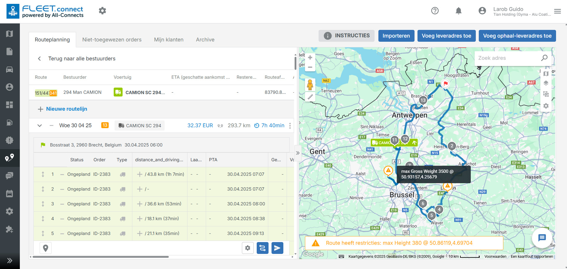 Planification d'itinéraire dans FLEET.connect avec arrêts commandés automatiquement et alertes Sygic concernant la hauteur des ponts et le poids maximal.