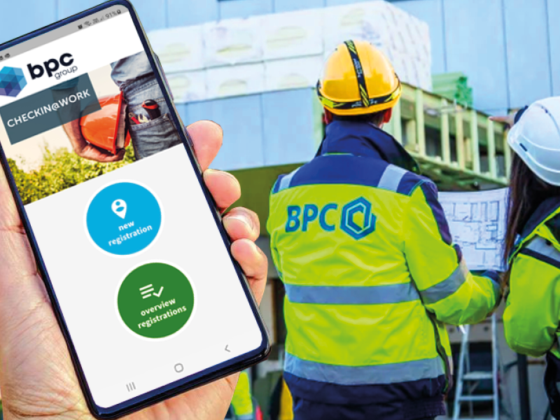 CHECKIN@WORK-app van AllConnects scant een QR-code op de werf-prikklok