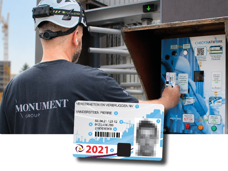 Arbeider scant zijn Construbadge op de Checkin@work prikklok