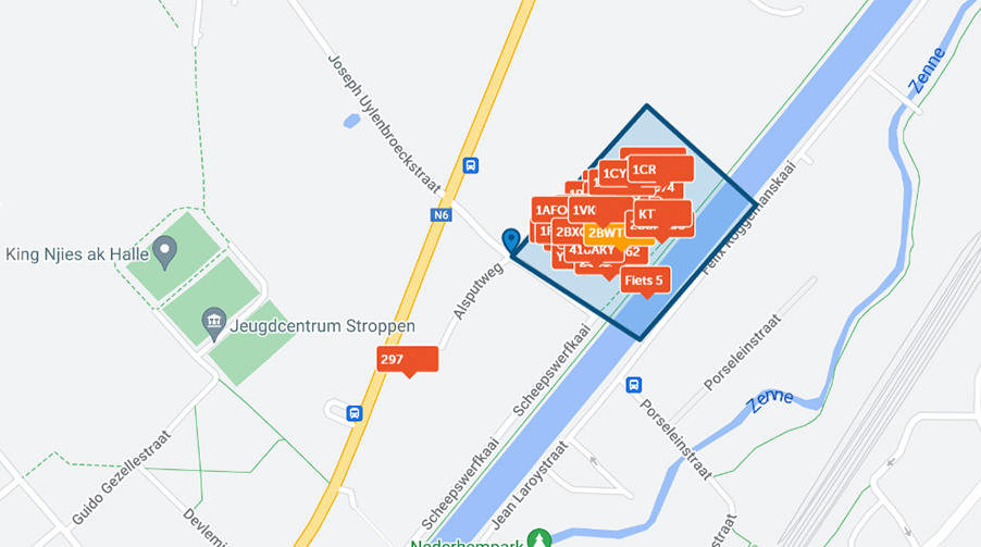 Kaart in het FLEET.connect-platform met een geofence rond een depot; de voertuigen en machines met een tracker staan als markers binnen de zone.